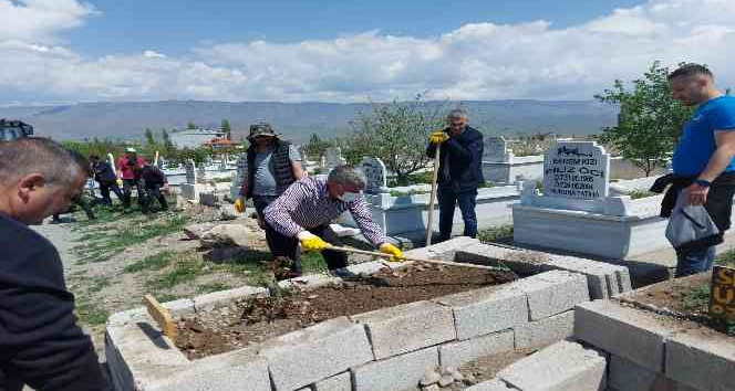 MHP’li başkan mezarlıklarda temizlik yaptı