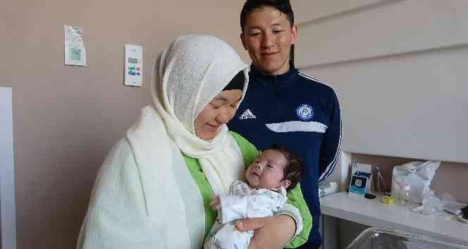 (Özel) Yarım kalpli doğan bebeğini 2 ay sonra ilk kez kucağına aldı