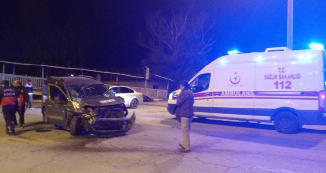 Sivasta trafik kazası: 1 ölü, 2 yaralı