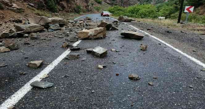 Artvin’de yamaçtan düşen kaya parçaları nedeniyle kapanan karayolu ulaşıma açıldı