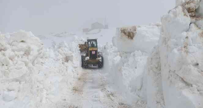 Rize’de Mayıs ayında karla mücadele çalışmaları devam ediyor
