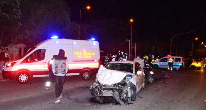 Kırmızı ışık ihlali yapan alkollü sürücü minibüsle çarpıştı: 3 yaralı