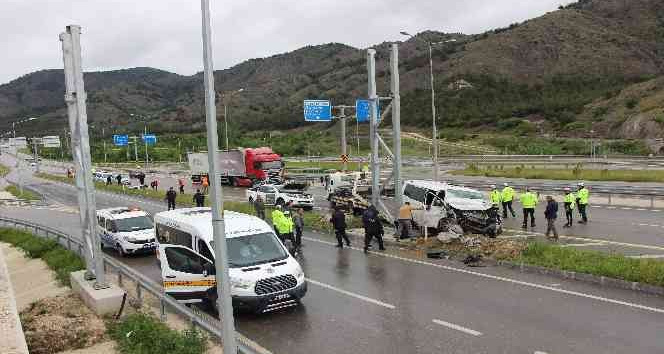 Amasya’da minibüs yol kenarındaki pikaba çarptı: 2 ölü, 6 yaralı