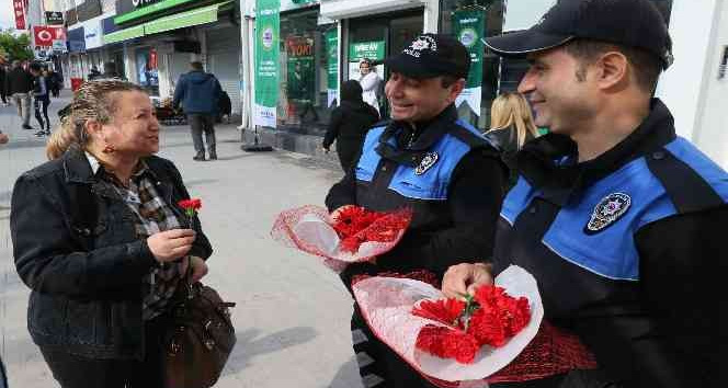 Polisler hem çiçek dağıttı hem de KADES’i hatırlattı