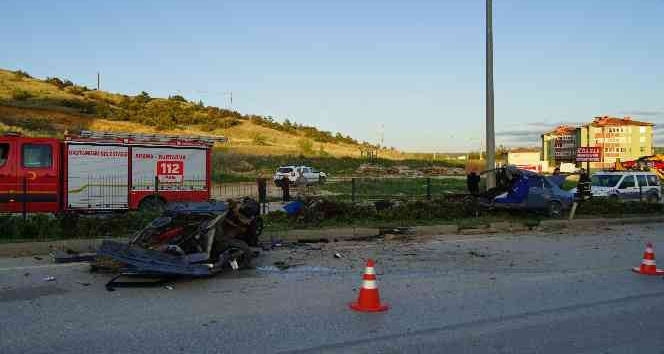 Elektrik direğine çarpan otomobil ikiye bölündü: 1 ölü