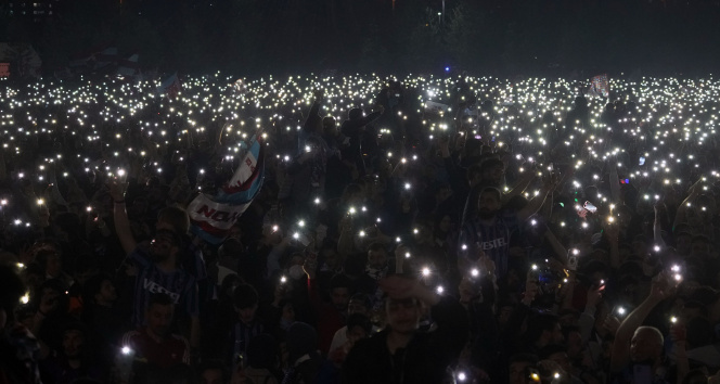 Trabzonsporun şampiyonluk kutlamasında ışık şov