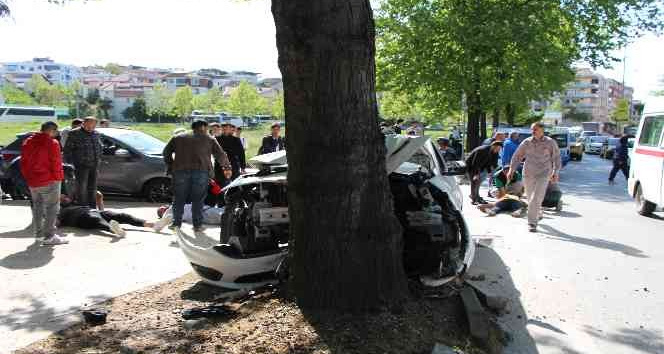 Yalova’da kontrolden çıkan otomobil ağaca çarptı: 3 yaralı