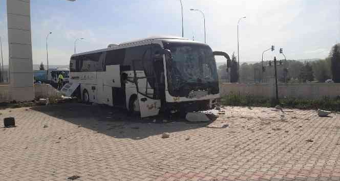 Kütahya’da otomobil ile otobüs çarpıştı: 2 yaralı
