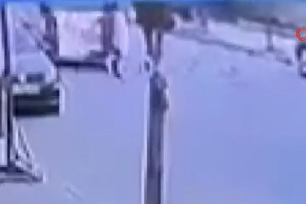 Sokak köpeğinden kaçarken minibüs çarptı: O anlar kamerada