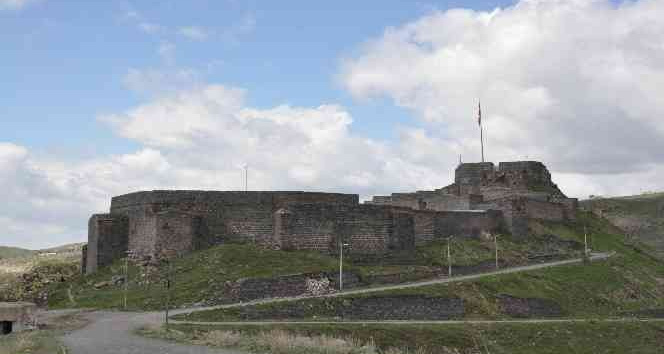Kars Kalesi’nin girişindeki istinat duvar yıkıldı