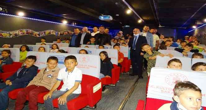 Hisarcık’ta 450 öğrenci gezen sinema tırnda bir araya geldi