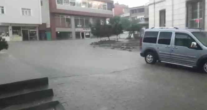 Tuzluca’da sağanak yağış cadde ve sokakları göle çevirdi