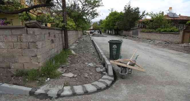 Erzincan’da zamanla bozulan kaldırımlar yenileniyor