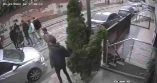 Sancaltepe’de silahlı kavga kamerada: Saldıran husumetlisine kurşun yağdırdı