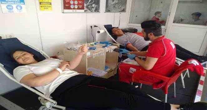 Liseli öğrencilerden Kızılay’a 100 ünite kan desteği