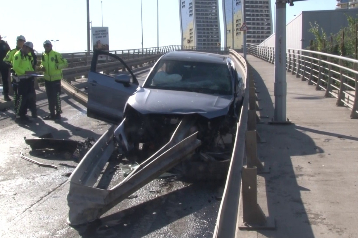 Kartal’da otomobil bariyerlere saplandı, sürücü ağır yaralandı