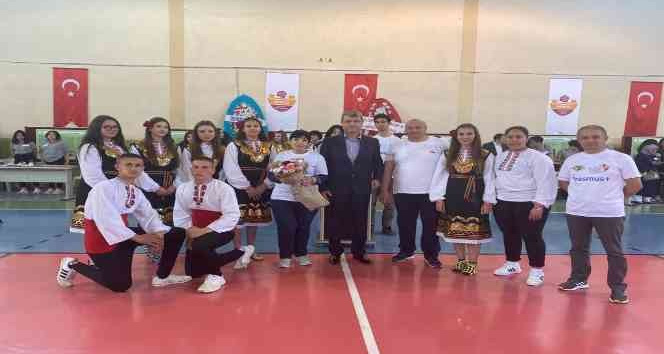 3 farklı ülkeden gelen öğrenciler Bilim Fuarı’nda görsel şölen yaşattı