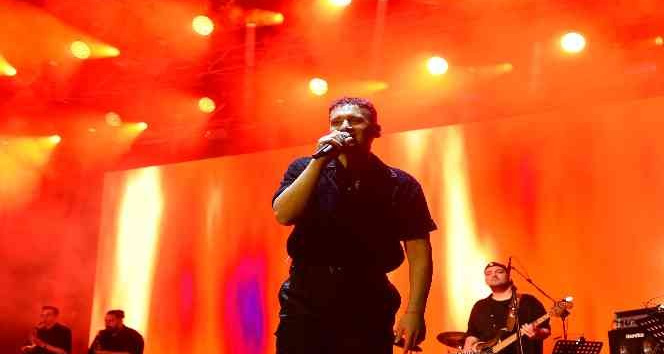 Ünlü şarkıcı Edis’ten Bursa’da coşkulu konser
