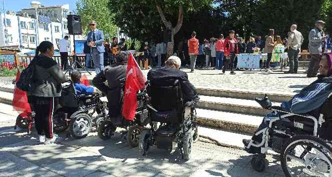 Engelliler Haftası etkinliğinde merdiven engelini aşamadılar