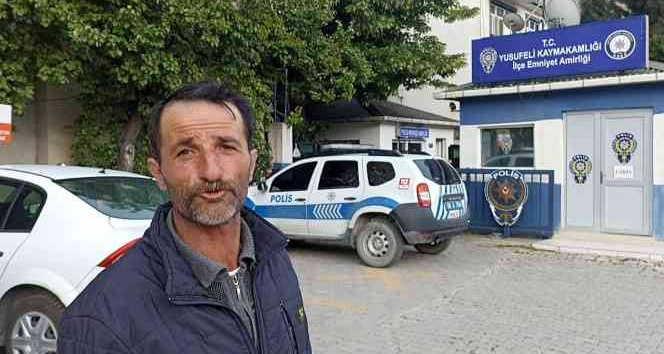 Telefon kulağında karakola koştu, 158 bin lirasını gerçek polisler kurtardı