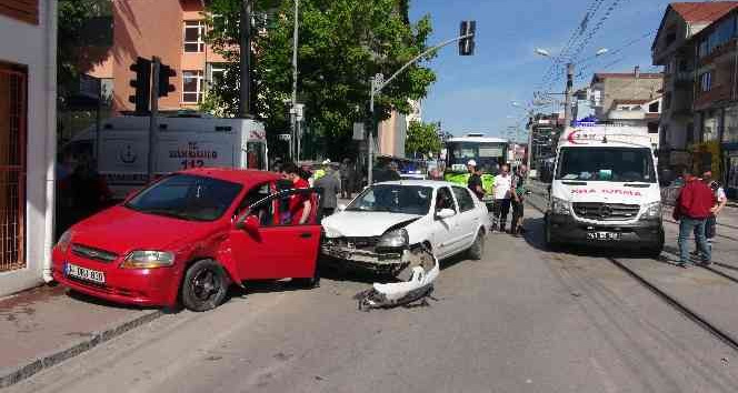 Kavşakta iki otomobil çarpıştı: 3 yaralı