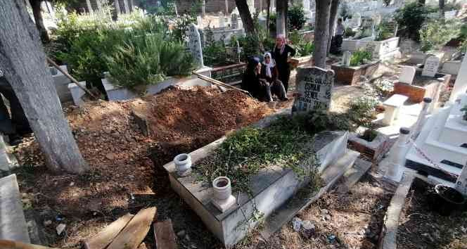 Aracında ölü bulunan genç, 32 yıl önce vefat eden ve ismini aldığı abisinin yanında defnedildi