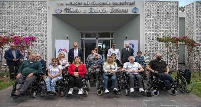 Mersin Büyükşehir Belediyesinden engellilere 60 akülü sandalye
