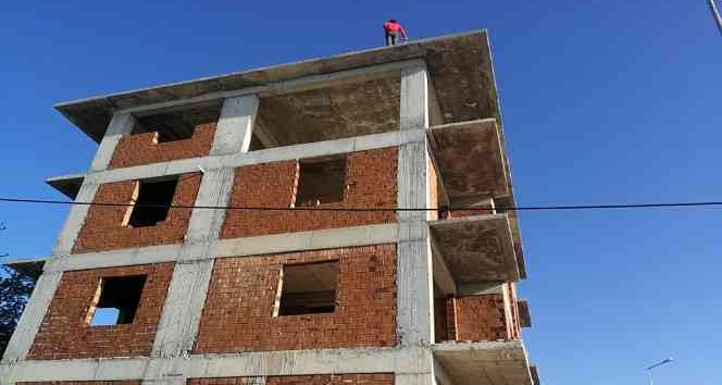 İnşaat halindeki binanın çatısına çıkan kadın yürekleri ağza getirdi