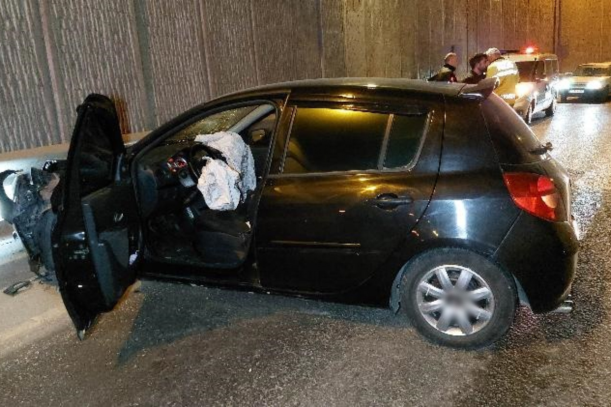 Samsun&#039;da otomobil alt geçitte bariyere çarptı: 2 yaralı