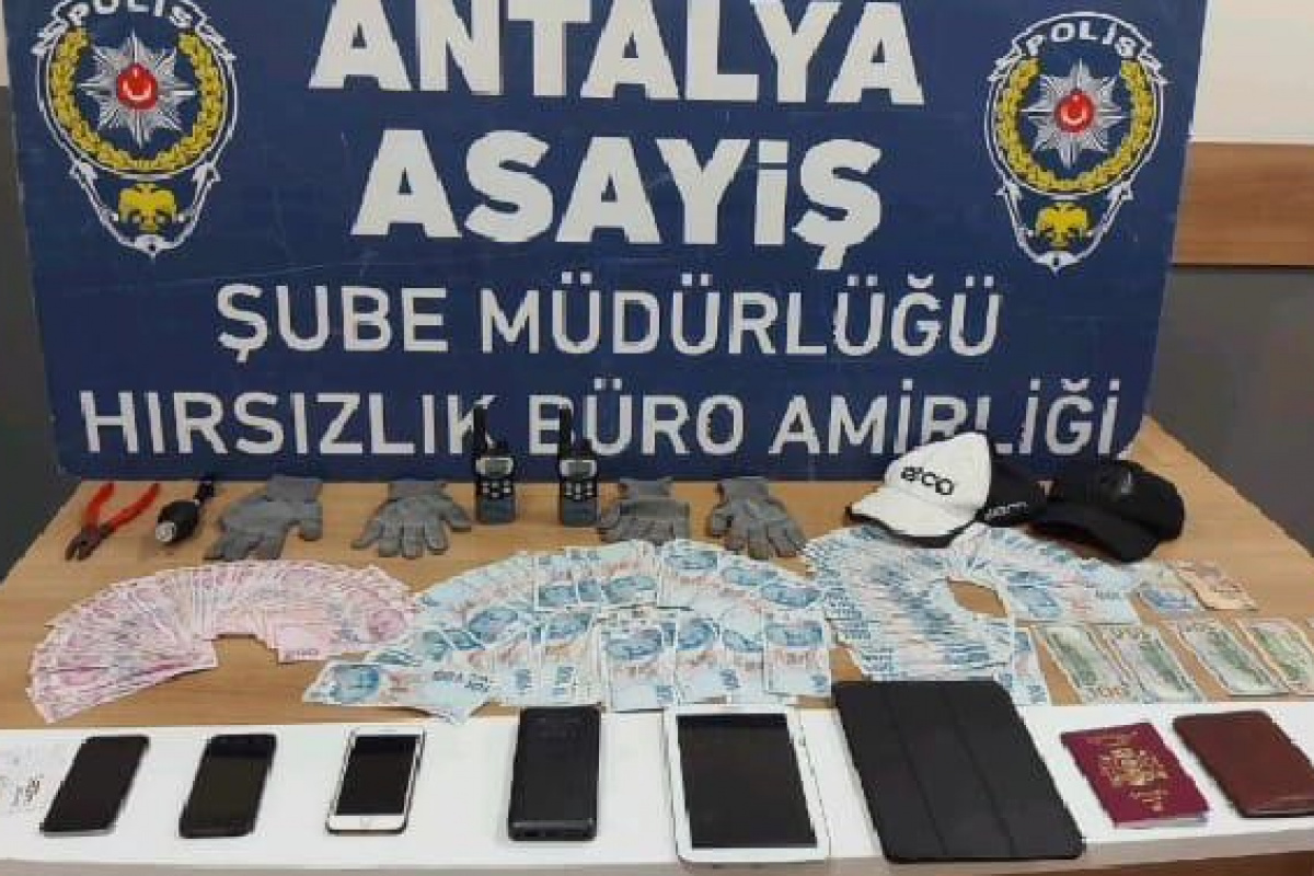 Antalya'da bir araçtan 60 bin lira çalan hırsızlar İzmir'de yakalandı