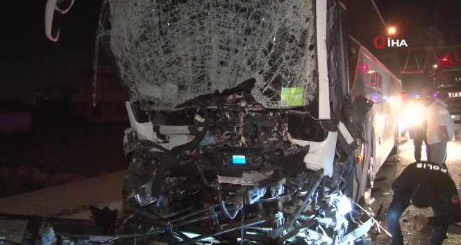 Çatalcada servis otobüsü park halindeki tıra arkadan çarptı: 1i ağır 2 yaralı