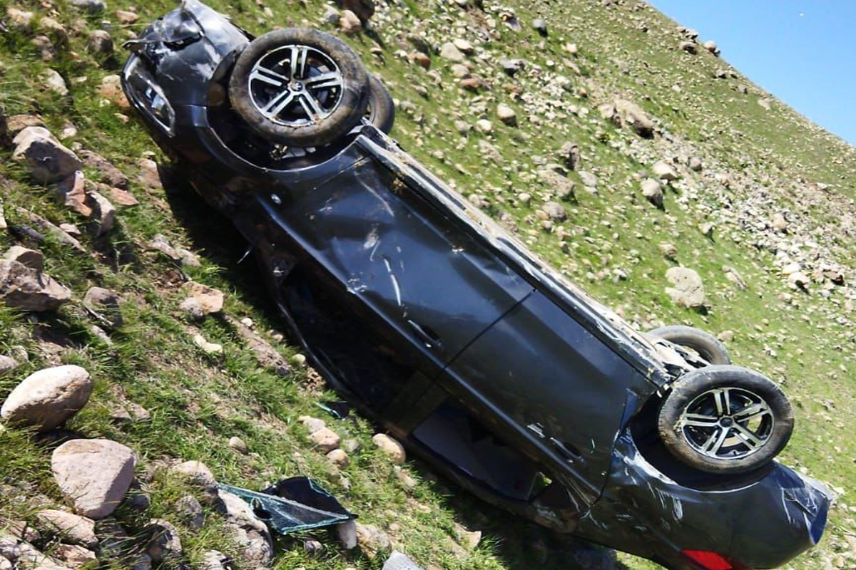 Horasan'da otomobil uçuruma yuvarlandı, 6 yaralı