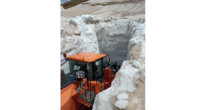 Yüksekova’da Mayıs ayına rağmen 5 metrelik kar tünellerinde çalışma