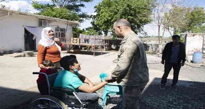 Diyarbakır İl Jandarma Komutanlığı ekipleri engellileri unutmadı