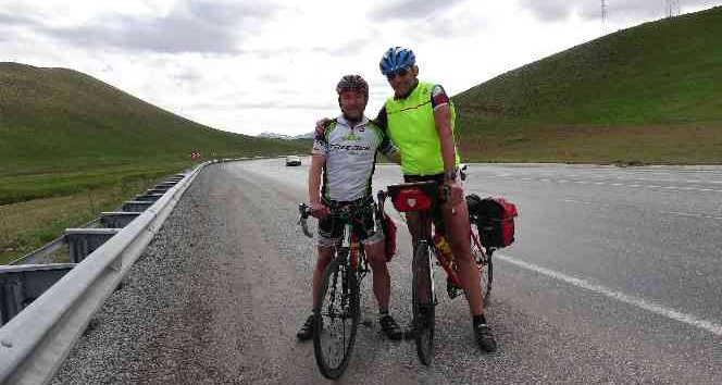 Alman iki kardeş Ukrayna için bisikletle Van’a geldi