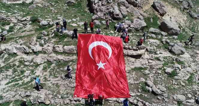 Siirt’te 3 bin 500 yıllık Akabe yolunda dev Türk bayrağı açıldı