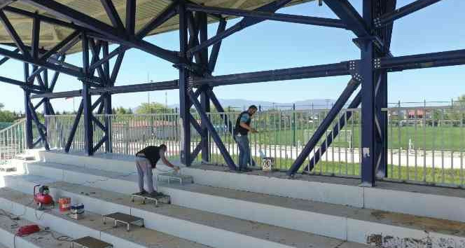 Yedek stadın tribünleri boyanıyor