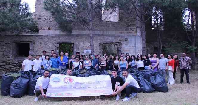 ÇOMÜ’lü öğrenciler sosyal sorumluluk projesiyle çevre temizliği gerçekleştirdi