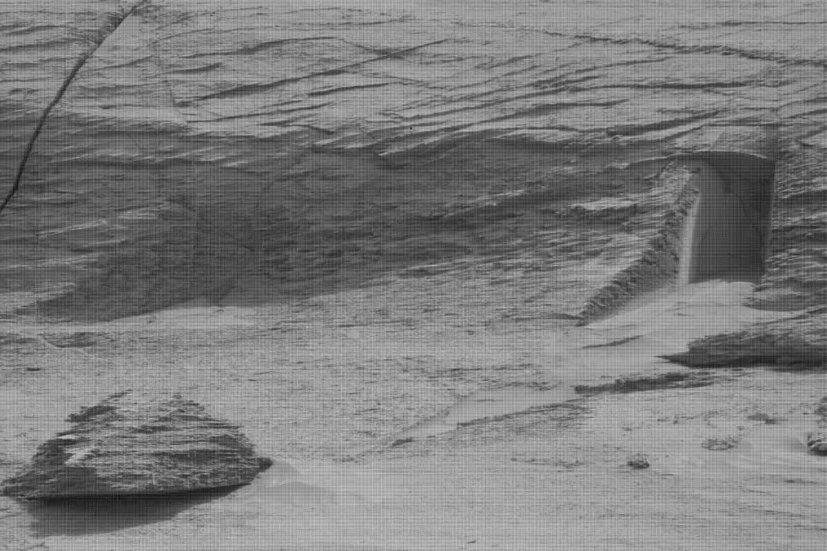 Mars'taki 'gizemli kapı' merak uyandırdı