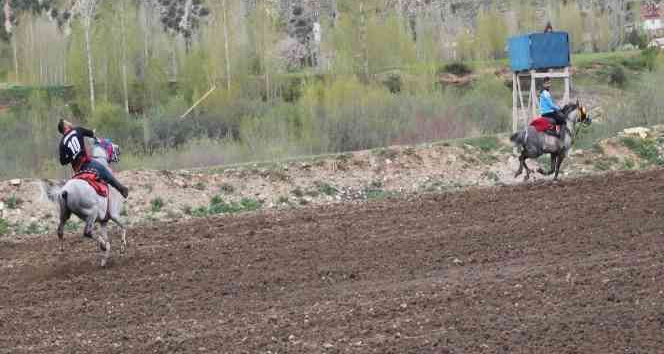 Atları dörtnala koşturarak cirit müsabakasını izleyenlere keyifli anlar yaşattılar