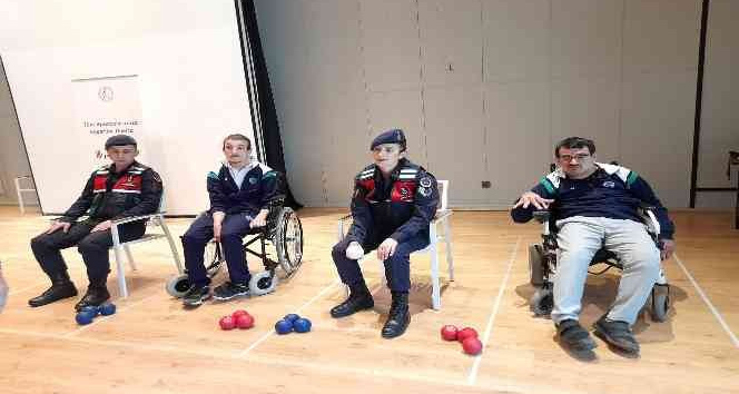 Jandarma ekipleri engelli sporcuların yüzünü güldürdü