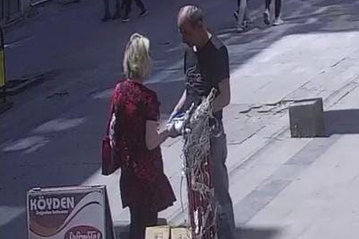 İçerisinde telefon bulunan kargo paketini kimseye aldırış etmeden çaldı