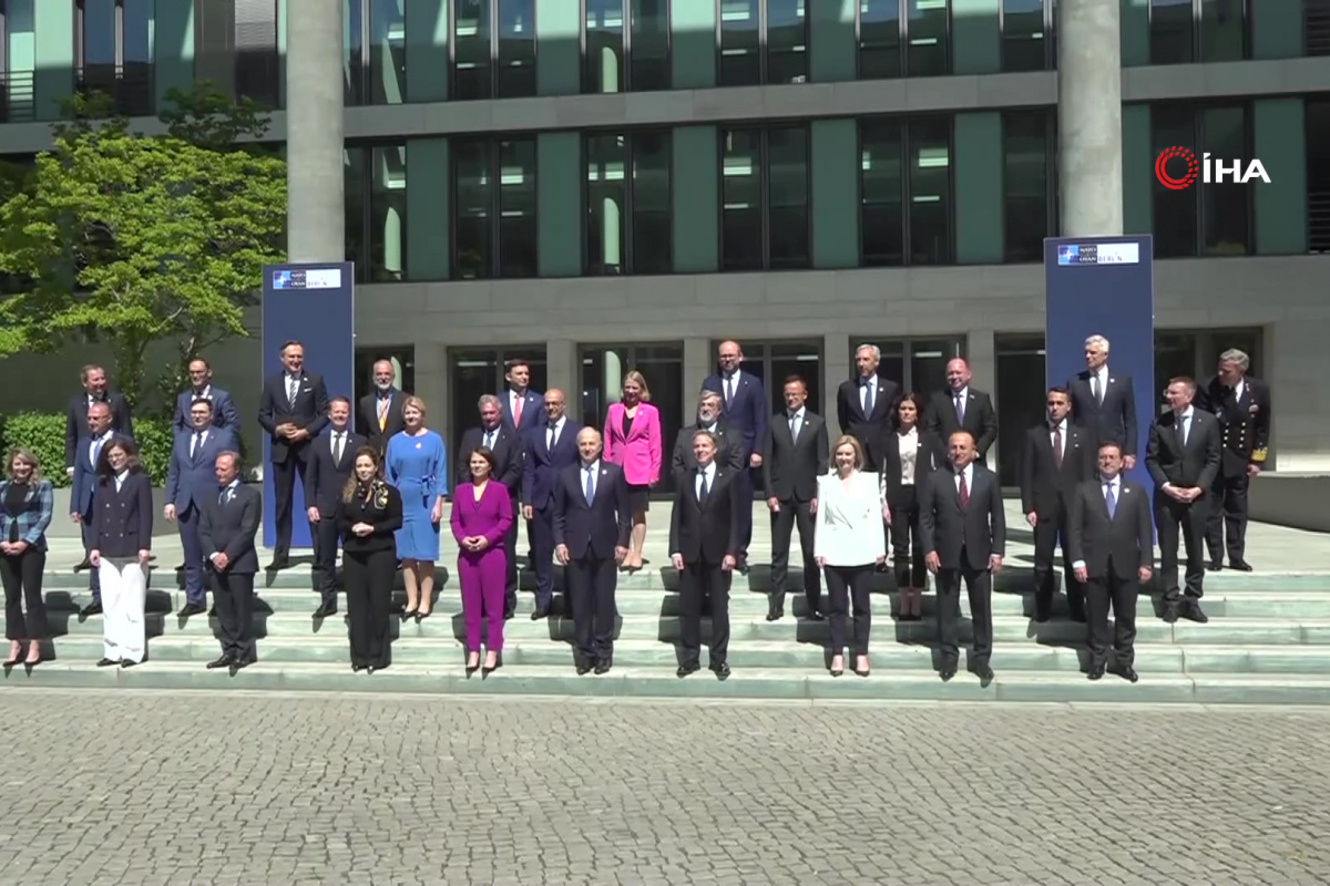 Bakan Çavuşoğlu, NATO Dışişleri Bakanları ile aile fotoğrafı çektirdi