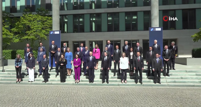 Bakan Çavuşoğlu, NATO Dışişleri Bakanları ile aile fotoğrafı çektirdi