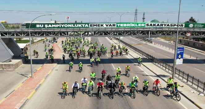 Bini aşkın vatandaş, ‘Trafikte Bisikletliyi Fark Et’ sloganıyla pedal çevirdi