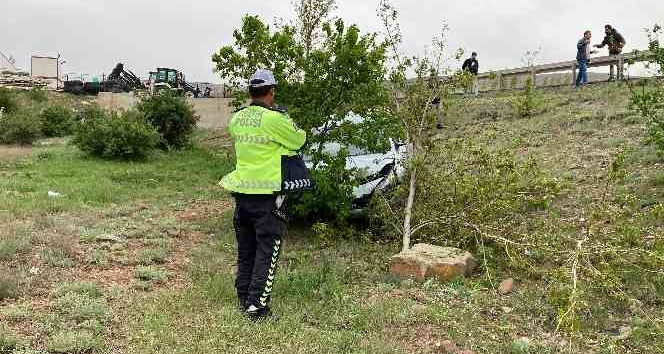 Sivas’ta otomobil şarampole uçtu: 2 yaralı