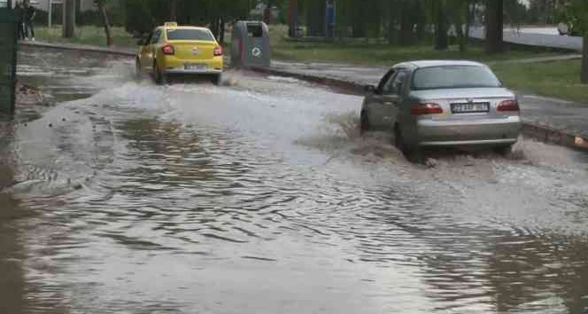 Edirne’de şiddetli yağış: Yollar göle döndü