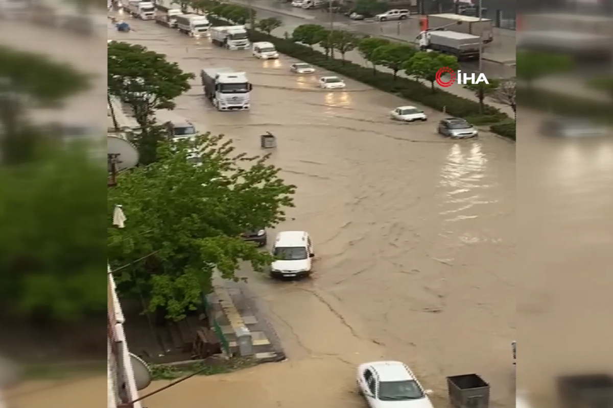 Ankarada sağanak yağış sonrası yollar göle döndü