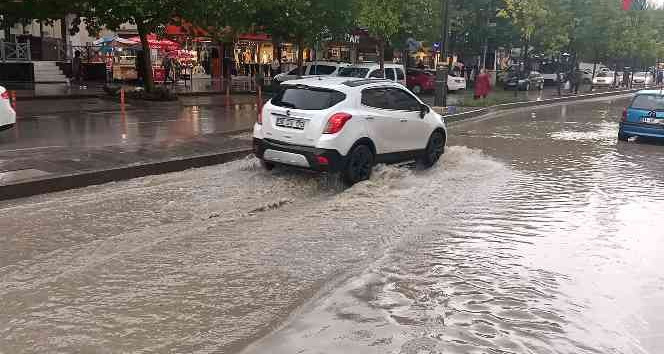 5 dakikalık yağışla Kırşehir Belediyesi’nin altyapı sorunları ortaya çıktı