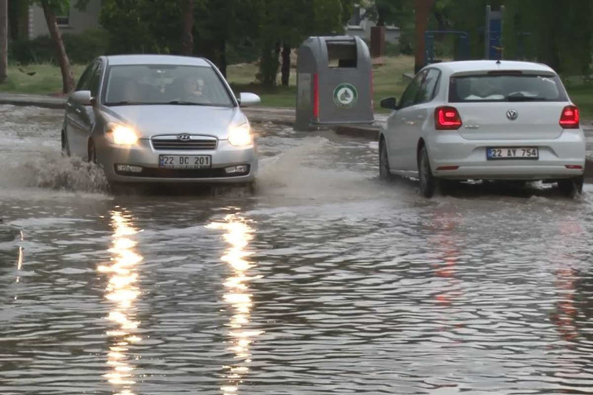 Edirnede şiddetli yağış: Yollar göle döndü